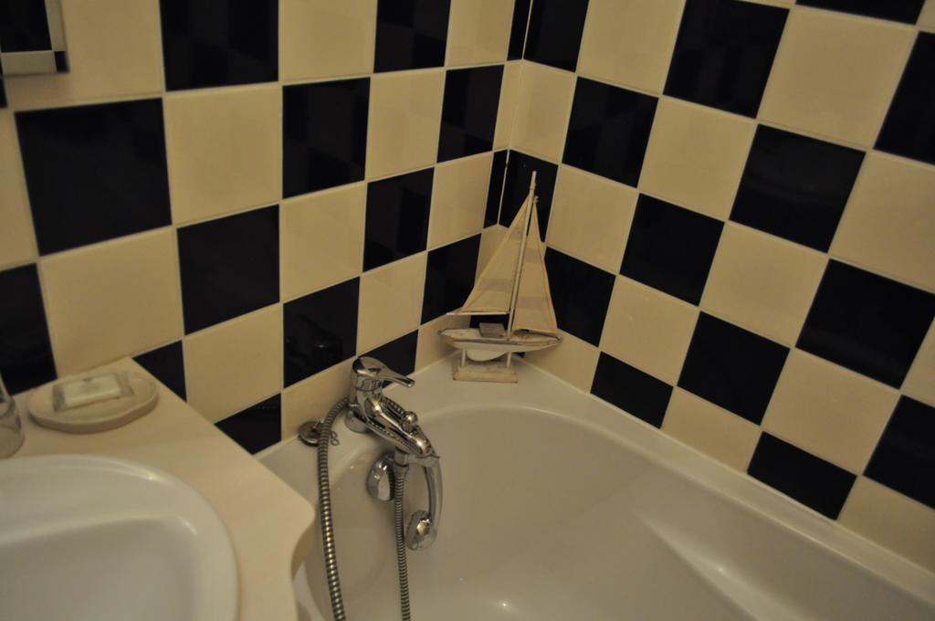 Le Chateau Des Ormes Bed and Breakfast Lambersart Kamer foto